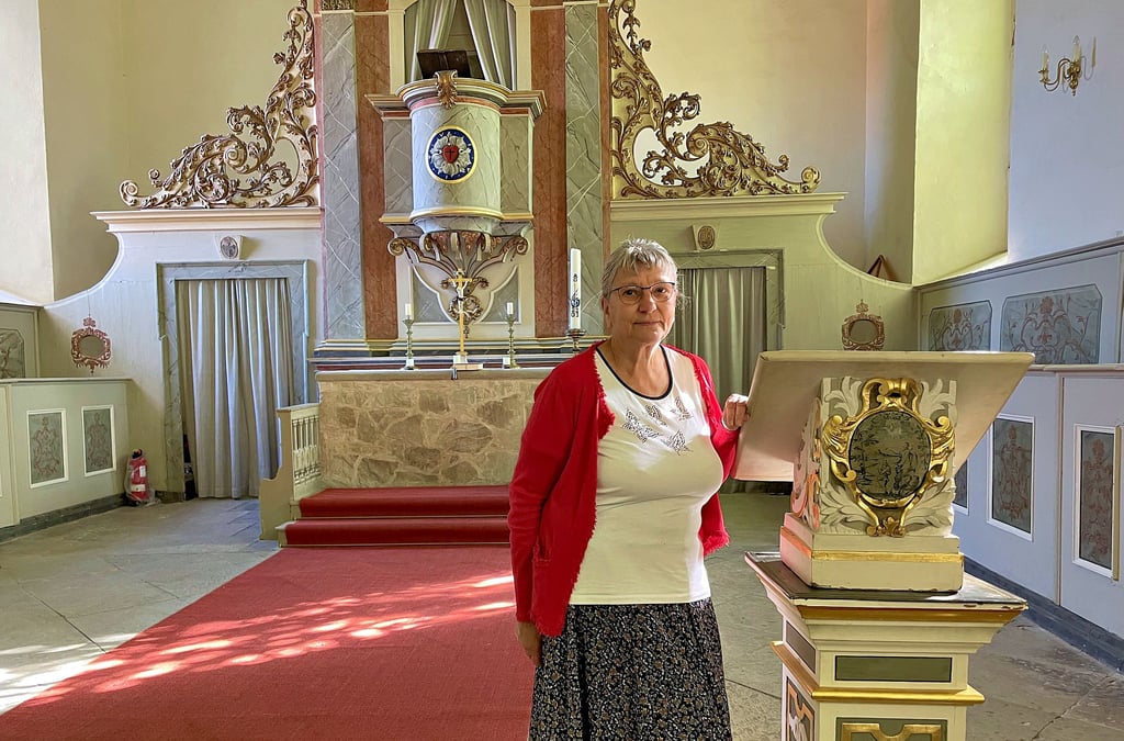 Birgit Wanke präsentiert eine Seltenheit. Mit wenigen Handgriffen lässt sich das Lesepult in ein Taufbecken verwandeln.
