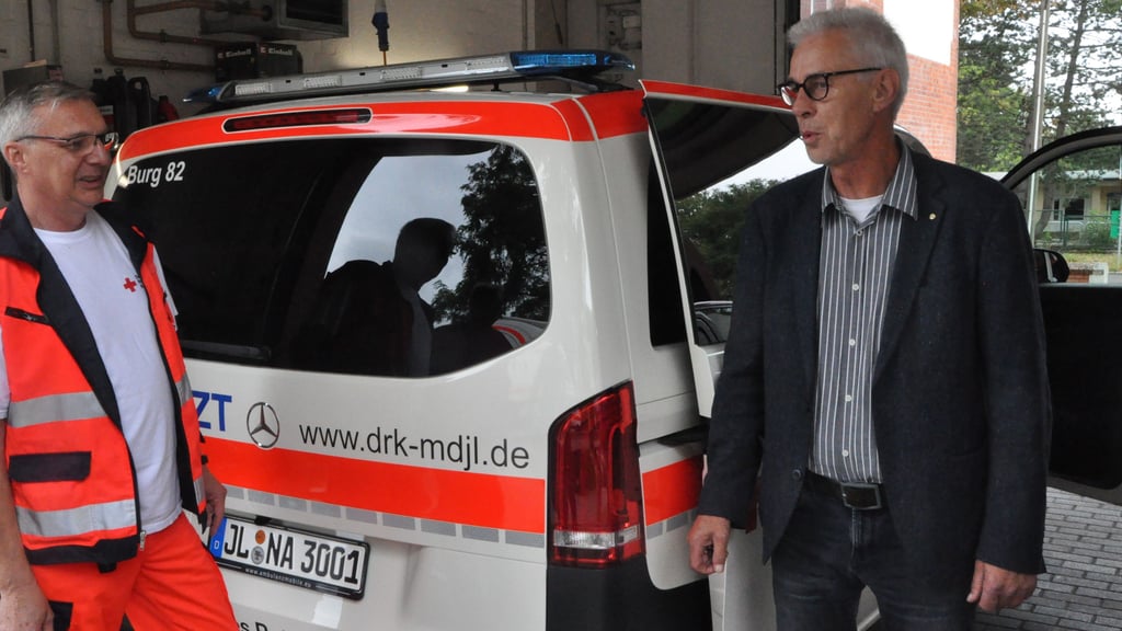 Frank-Michael Ruth im Gespräch mit Rettungsassistent Mario Sturm. Gerade sind drei neue Notarzteinsatzfahrzeuge ausgeliefert worden – nach immerhin eineinhalb Jahren Wartezeit. Foto: Thomas Pusch