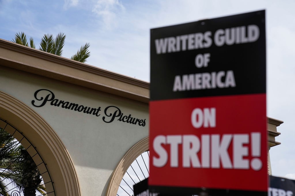 Mitglieder der Writers Guild of America demonstrieren vor dem Gelände der Paramount Pictures in Los Angeles.
