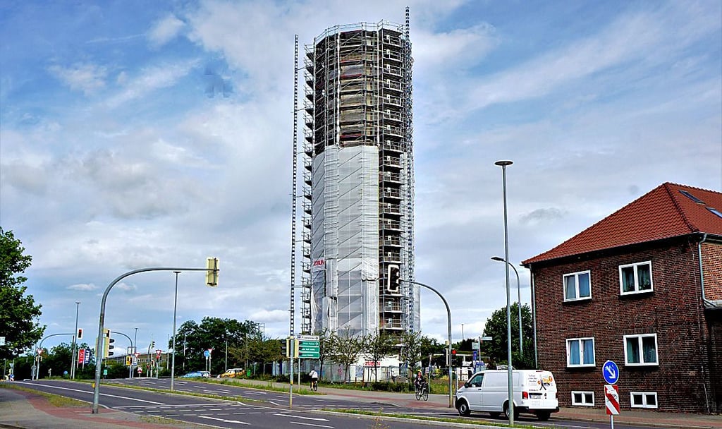 Allein das stehende Gerüst kostet - momentan - die Stadt 7.900 Euro pro Monat.