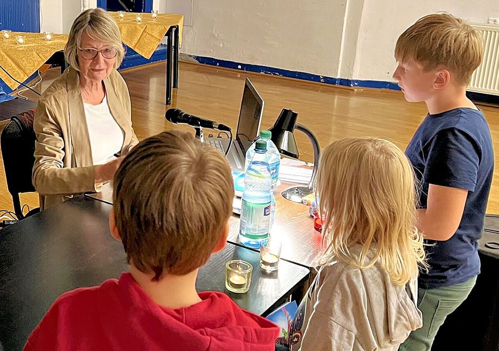 Kirsten Boie, hier beim unentwegten Signieren nach der Lesung, zeigte sich begeistert über die äußerst lesefreudige Zeitzer Jugend. Foto: Petrik Wittwika