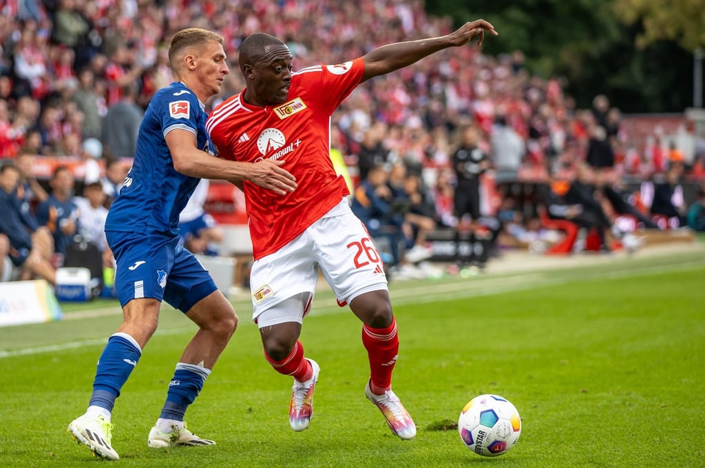 Grischa Prömel von Hoffenheim kämpft gegen Berlins Jerome Roussillon (r) um den Ball.