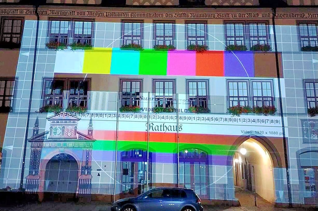 Einen kurzen Clip über den kürzlich stattgefundenen Testlauf für die Video- und Lasershow findet man unter naumburg2028.de online.