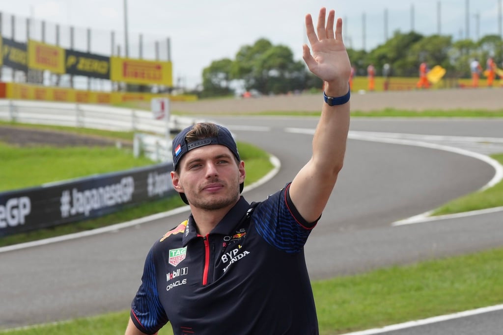Max Verstappen begrüßt die Zuschauer bei der Fahrerparade.