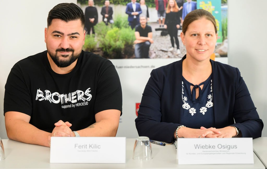 Ferit Kilic, Brothers-Teamleiter, und Wiebke Osigus (SPD), Europaministerin Niedersachsen, sprechen bei der Vorstellung des Gewaltpräventionsprojekt Brothers.