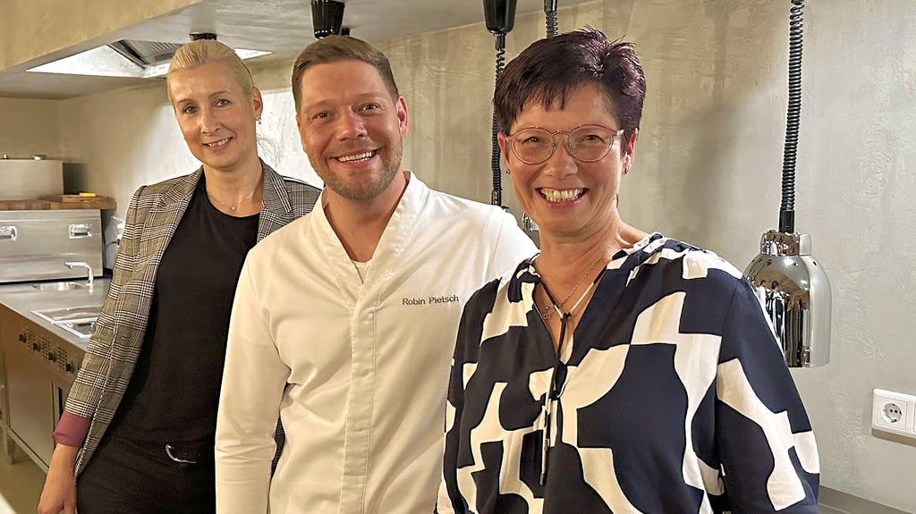 Ein Erinnerungsfoto mit Sternekoch Robin Pietsch darf nicht fehlen: Die Wernigeröderin Ivonne Lange (links) und Doreen Strube aus Halberstadt haben mit Rezepten ihrer Großmütter bei einem Gewinnspiel der Volksstimme gewonnen.