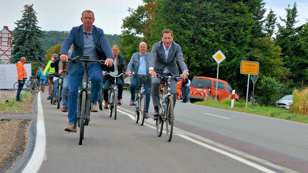 Nach der Freigabe des neugebauten Radwegs zwischen Sargstedt und Halberstadt wurden von den Bürgermeistern, Landkreisvertretern und anderen Gästen eigene oder eines der 14 bereitgestellten Fahrräder genutzt, um die neue Strecke abzufahren.