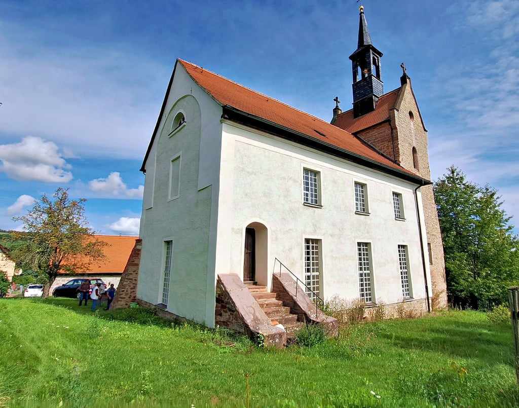 Der Förderverein Bonifatiuskirche Vatterode hat Ideen, das Gelände um die Kirche nachhaltig zu gestalten. Beispielsweise Solarplatten, die auf dem Rasen hinter der Kirche aufgebaut werden könnten.