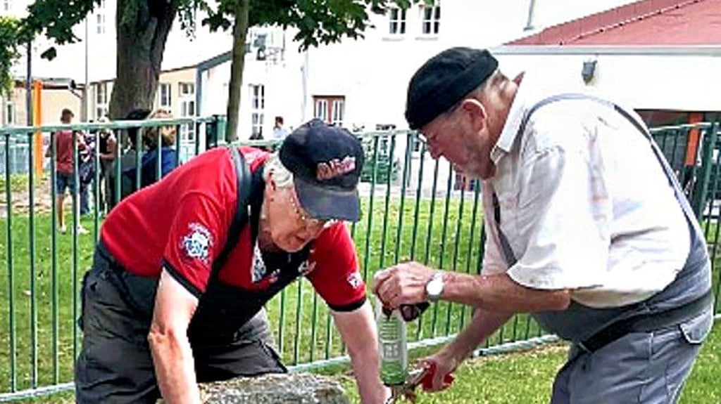 Lothar Meyer und Hilmer Burghardt beim Anbringen der Tafel.