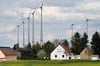 Windräder drehen sich in Borne im Salzlandkreis: Ab nächstem Jahr sollen alle Windparkbetreiber Sachsen-Anhalt verpflichtet werden, Gemeinden an den Profiten zu beteiligen.