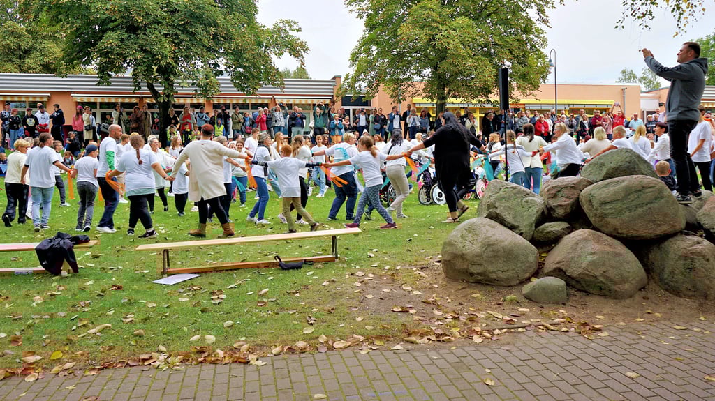 30 Jahre Gerhard-Schöne-Schule: Am Ende des Jubiläumsprogramms tanzten alle gemeinsam, die Schüler und Lehrer sowie Vertreter der Partnereinrichtungen. Gute Stimmung ist seit jeher Teil des Schulkonzepts, die Mädchen und Jungen sollen sich im Schulalltag sicher und wohl fühlen.