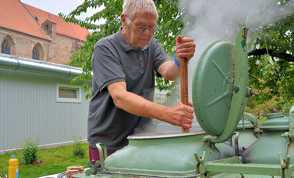Bernd Klamert rührt die Erbensuppe um, die der Verein Notruf Ukraine zum Sommerfest der Halberstädter Wärmestube kocht.