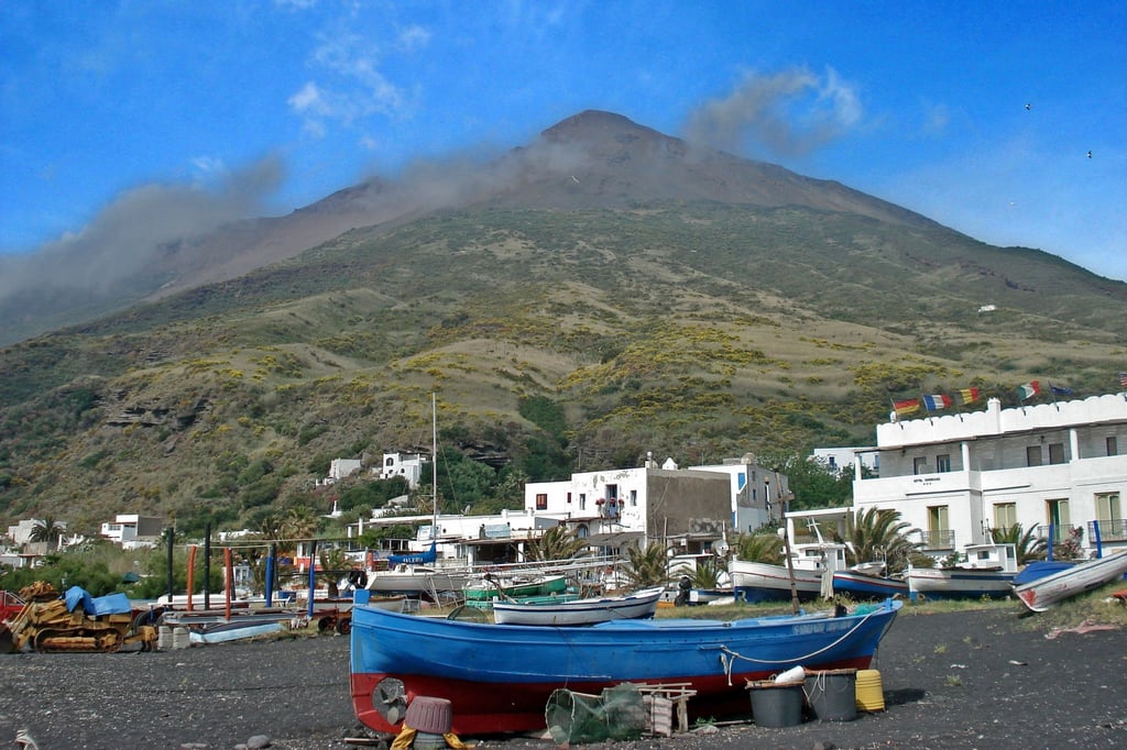Schon die schwarzen Strände machen deutlich, dass Stromboli eine Vulkaninsel ist.