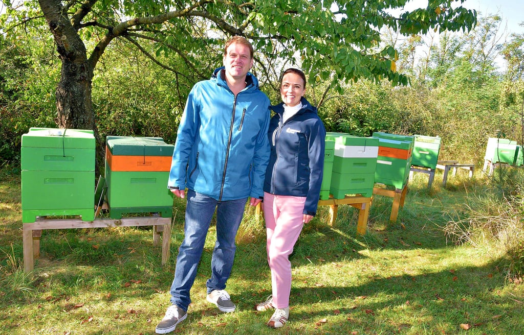 Imker Christoph Pflug steht bei der Bekämpfung der Varroa-Milbe in engem Kontakt mit Stephanie Hoffmeister vom Serumwerk Bernburg.