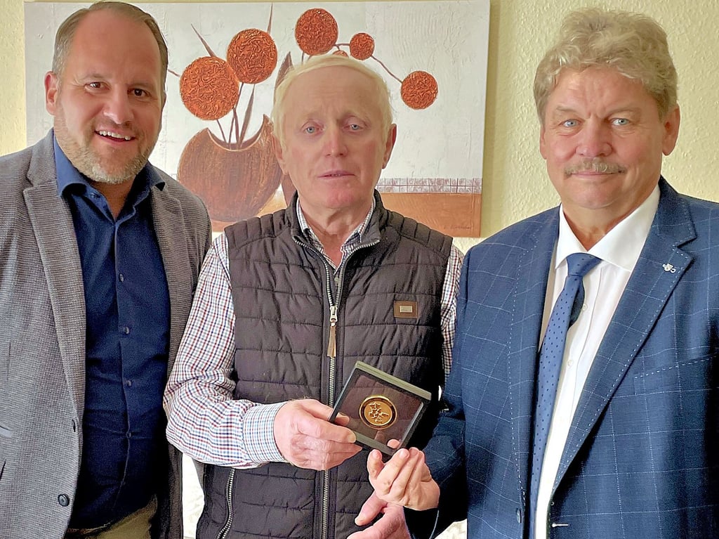 Helmut Rudolf (Mitte) wurde anlässlich seines 80. Geburtstages mit der Ehrenmedaille des Ministerpräsidenten ausgezeichnet. Diese überbrachten ihm mit besten Wünschen das Landtagsmitglied Dietmar Krause (CDU, rechts) und Tobias Lehnert von der ANHALTEND marketingkommunikation.