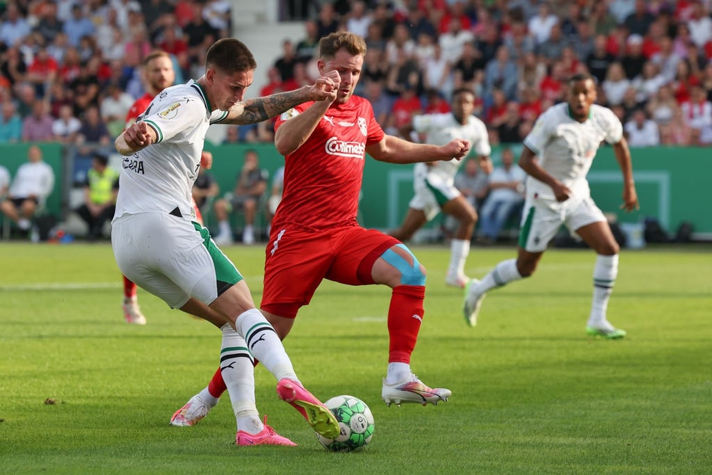 Dank einer souveränen Vorstellung hat Gladbachs Tomas Cvancara (l) mit seiner Mannschaft die zweite Runde erreicht.