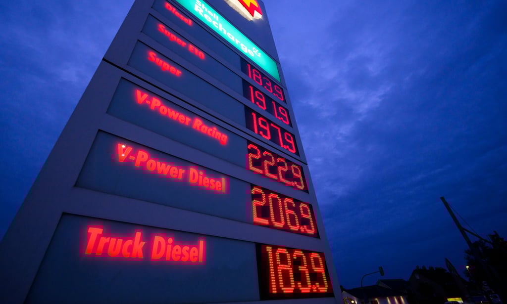 Die zwei Euro-Marke wurde zuletzt an vielen Tankstellen in Sachsen-Anhalt wieder geknackt. Die Benzin- und Dieselpreise sind im Land wieder stark gestiegen.