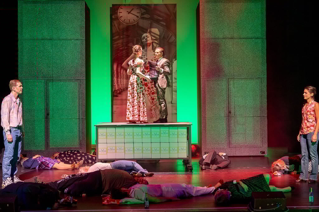 Szenenfoto aus "Elixier", dem neuen Musical am Harztheater mit Michael Rapke als David, Ann-Charlotte Wittmann als Betty, Eric Eisenach als Hagen und Alice Macura als ältere Betty.