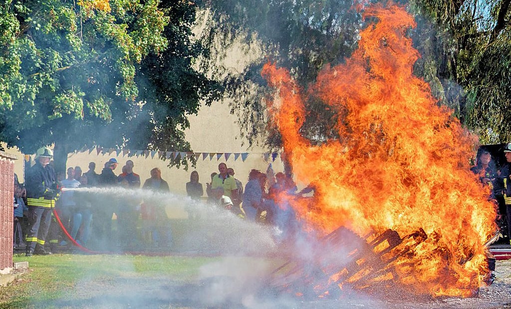 Heiß: Löschvorführung beim Ladeburger Teichfest.