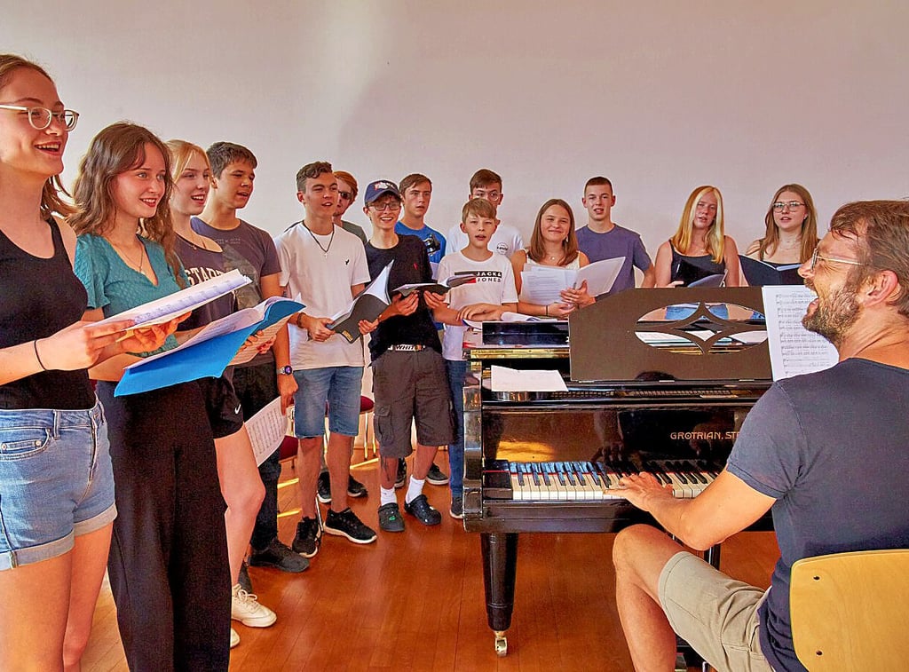 Der Jugendchor probt scon für Weihnachten.