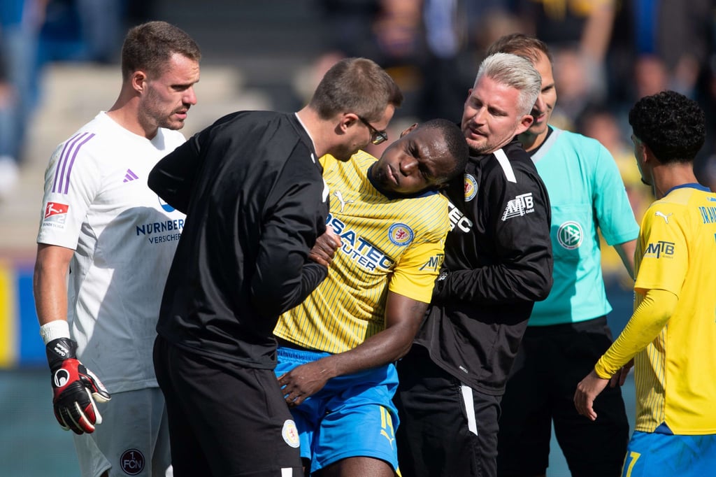 Braunschweigs Anthony Ujah wird verletzt vom Platz gebracht.
