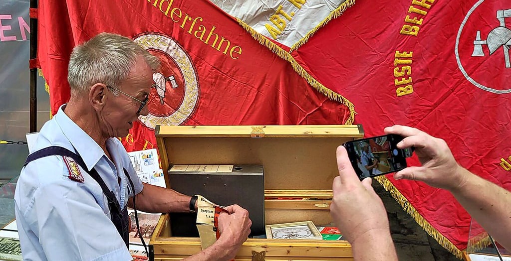 Michael Schneider, Leiter des Feuerwehrmuseums in Stendal, hat zum Aktionstag bei Alstom eine „Schatzkiste“ geöffnet.
