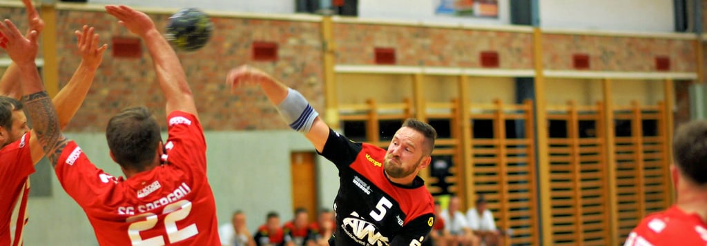 Ricardo Schult (rechts) und seine Mitspieler der SG Lok Schönebeck standen in der Defensive sattelfest, ließen in der Offensive aber die gewünschte Effektivität vermissen.