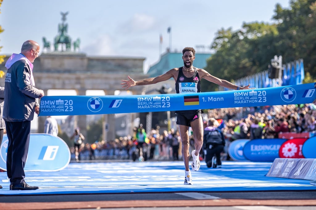 Amanal Petros vom Marathon Team Berlin läuft als Neunter durchs Ziel.