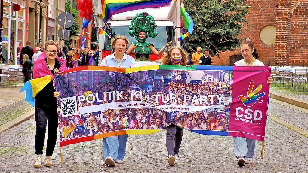 Ein Bild von der Christopher-Street-Day-Demo 2021 in Stendal. Die Organisatoren für die Veranstaltung im Jahr 2023 fühlen sich vom Ordnungsamt des Landkreises Stendal ungerecht behandelt.