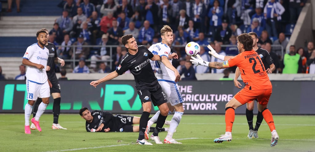 Die Gäste um die ehemaligen FCM-Akteure Raphael Obermair (auf dem Boden) und Tobias Müller (mittig im Mannduell mit Luca Schuler) wählten eine an den 1. FC Magdeburg angepasste Spielweise und nahmen einen Punkt aus der Elbestadt mit.