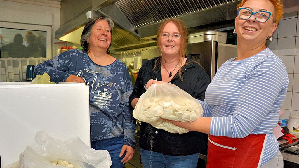 Iryna Lunhul, Kerstin Schütze und Olena Apostolova (von links) vom Verein Goslar hilft nehmen die selbst gefertigten Pelmeni aus der Kühlbox.