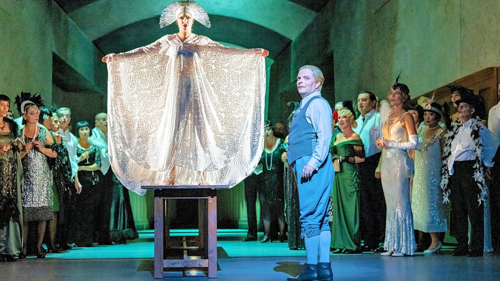 Mensch und Automat: Vanessa Waldhardt (Olympia), Dan Karlström (Hoffmann) sowie der Chor und der Extrachor der Oper Halle