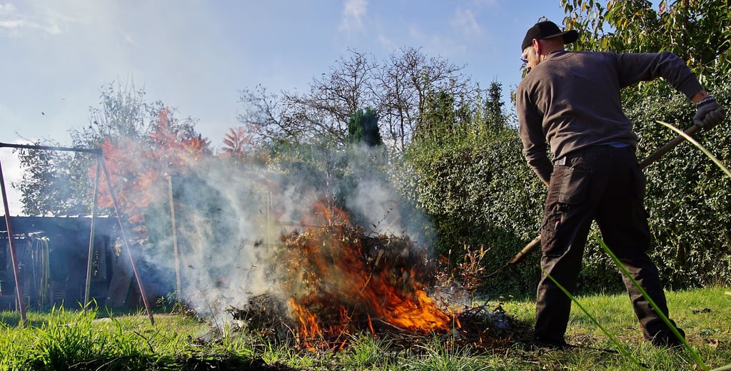 Feuer auf eigenem Grundstück Verbrennen von Gartenabfällen im