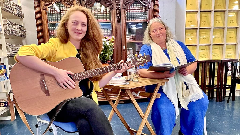 Josefin Rabehl (links) und Caroline Vongries gestalteten den Abschluss der Landesliteraturtage in Aschersleben.