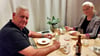  Ivonne Lange und ihr Mann Marko Ernst lassen sich das Dessert – Apfelstrudel mit Vanillesoße –  schmecken. 