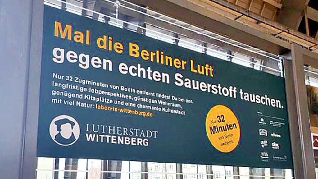 Ein Plakat am Alexanderplatz.