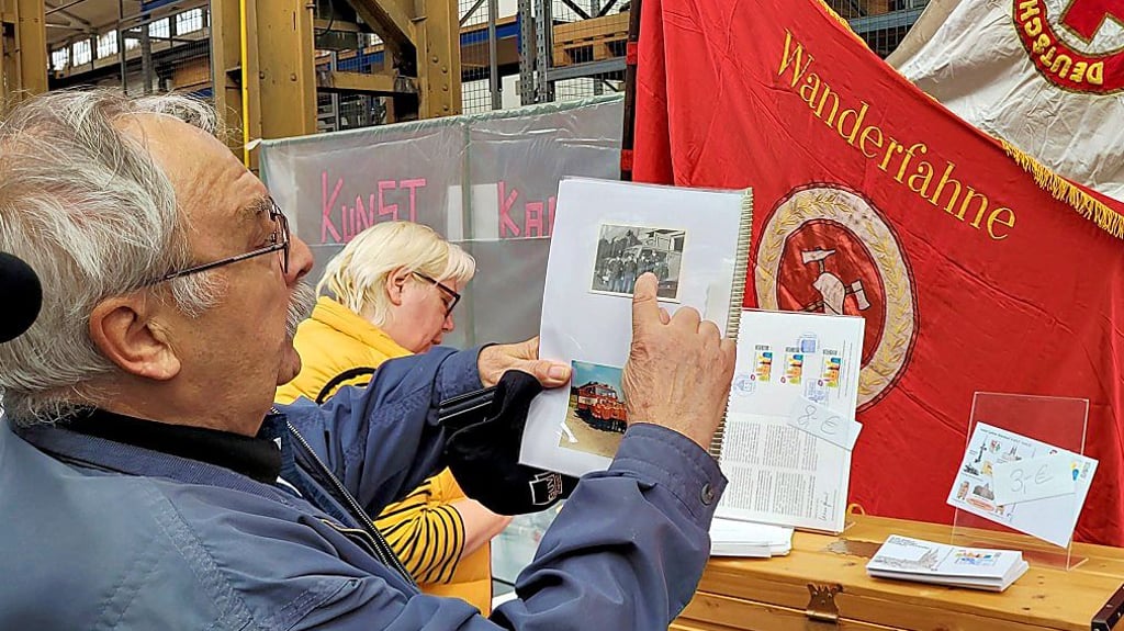 Reinhard Wanke hat im RAW Stendal gelernt und bis 1998 gearbeitet. Auf einem Foto erkennt er sich als Betriebsfeuerwehrmann wieder.