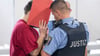 Der Angeklagte soll die 14-Jährige in einem Waldstück bei Langgöns im Landkreis Gießen versucht haben, zu vergewaltigen und soll sie schließlich erwürgt habe.
