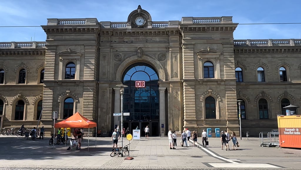 Blick auf den Hauptbahnhof Magdeburg vom Willy-Brandt-Platz aus.