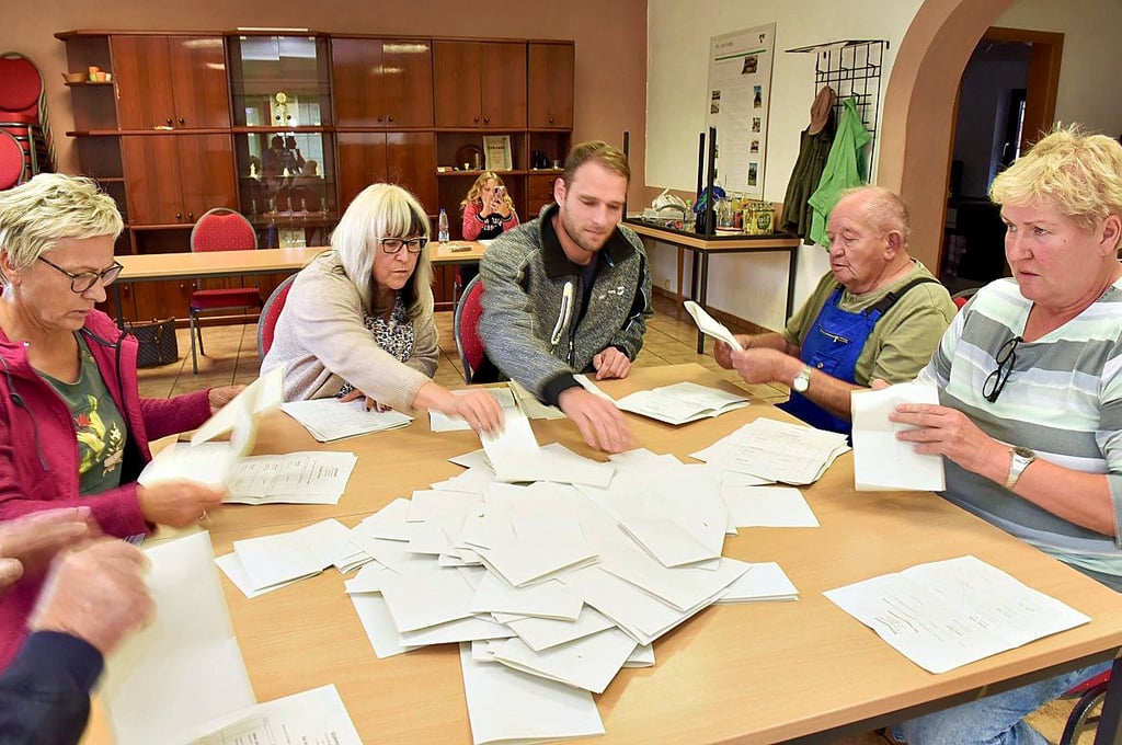 Blick zurück auf die Stimmauszählung am Sonntagabend: Alterodes Ortsbürgermeister Felix Büttner (Mitte) mit Carola Büttner, Daniela Hörning, Klaus Ballhorn und Marion Rockmann (v.l.). In dem Arnstein Ortsteil war die Wahlbeteiligung mit 60,05 Prozent am höchsten.