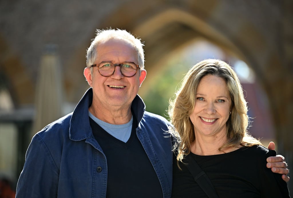 Ann-Kathrin Kramer, Schauspielerin, und Harald Krassnitzer, Schauspieler, stehen am Rande von Dreharbeiten.