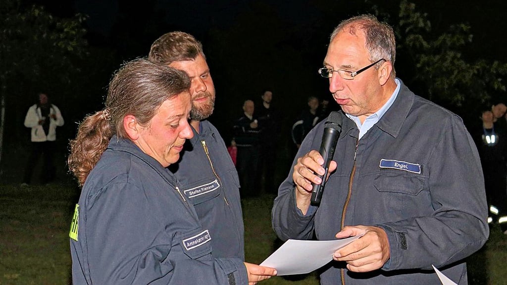 Sven Engel (rechts) überreichte an Annekatrin Wegner und Stefan Riemann die Urkunden zum bestandenen Truppmannlehrgang.