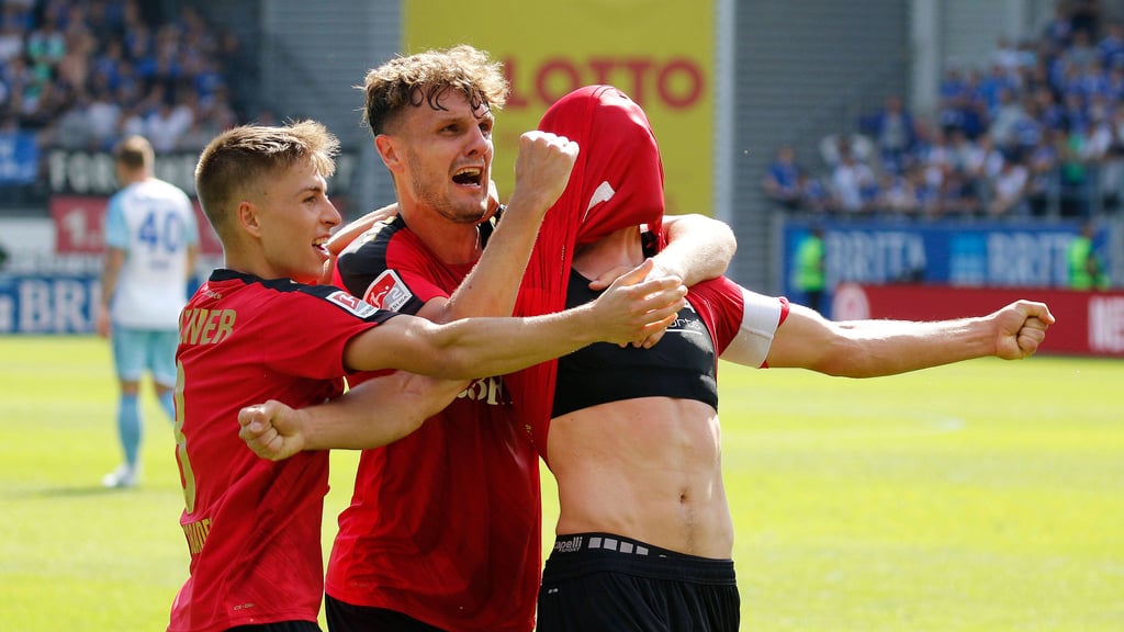 Gino Fechner (M.) bejubelt mit Nick Bätzner und Sascha Mockenhaupt eines der selten Tore für den SV Wehen Wiesbaden in der 2. Bundesliga.