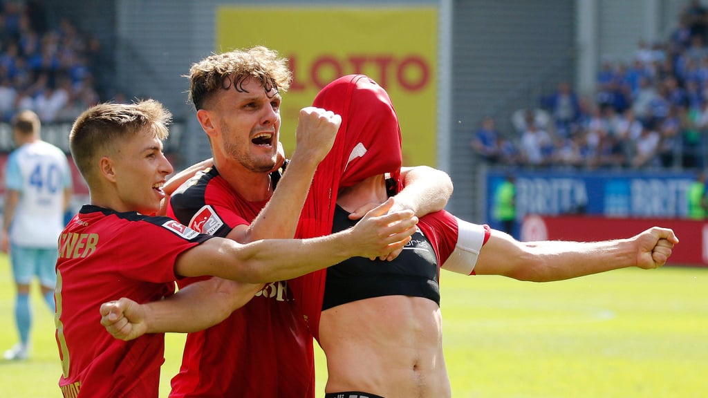 Gino Fechner (M.) bejubelt mit Nick Bätzner und Sascha Mockenhaupt eines der selten Tore für den SV Wehen Wiesbaden in der 2. Bundesliga.