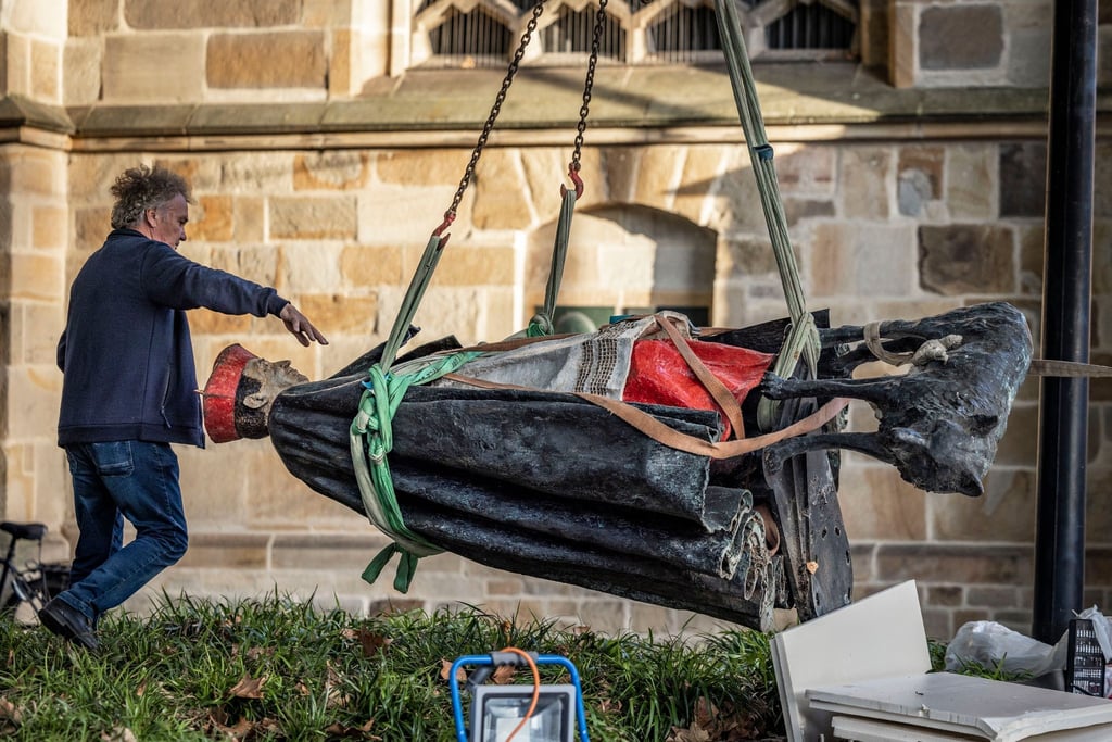 Die Skulptur des Essener Kardinals Franz Hengsbach bei der Demontage.