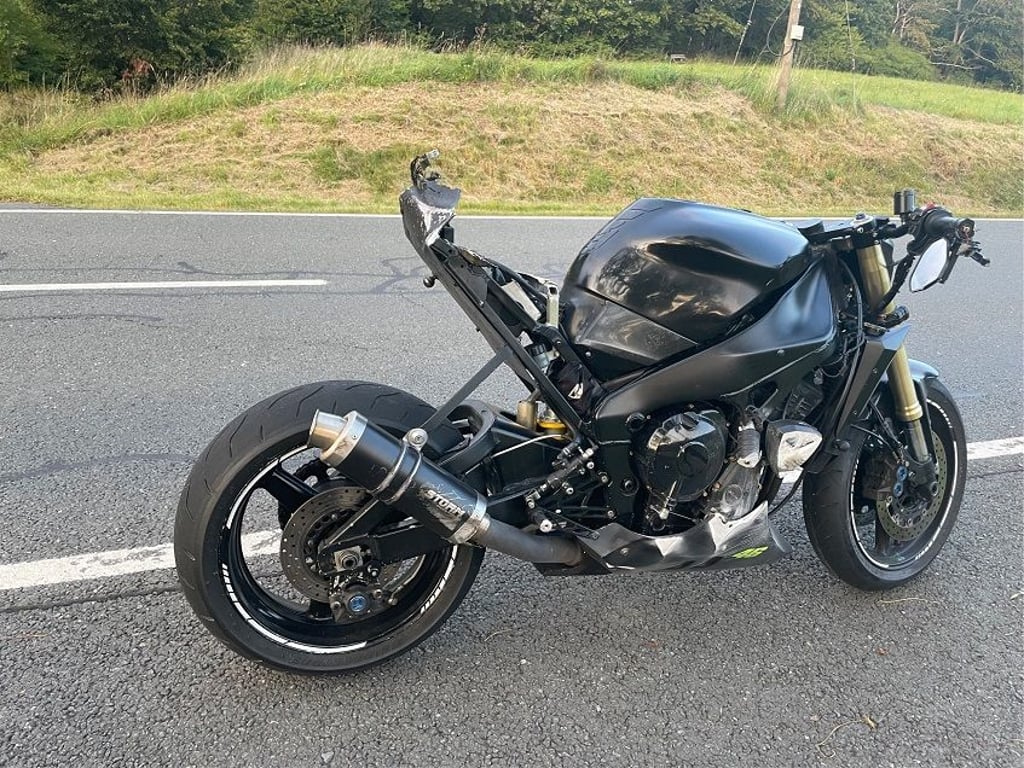 An dem Motorrad entstanden bei einem Unfall auf der Bundesstraße B242 im Harz-Ort Stiege heftige Schäden - während der Fahrer 200 Meter weit über die Straße geschleudert und dabei schwer verletzt wurde. Foto: