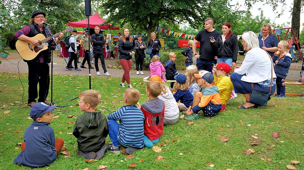 Die Lieder von Gerhard Schöne kennen auch die Kinder der Kita „Storchennest“ und sangen beim Fest auf dem Schulhof eifrig mit.