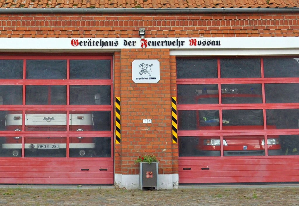 Noch hat die Feuerwehr Rossau ihren Sitz in dem 1931 eingeweihten Gerätehaus im Dorfteil Klein Rossau. Mit einem neuen Stützpunkt auf dem Grund einer abgerissenen Gastwirtschaft sollen die Brandbekämpfer nach Groß Rossau umziehen.