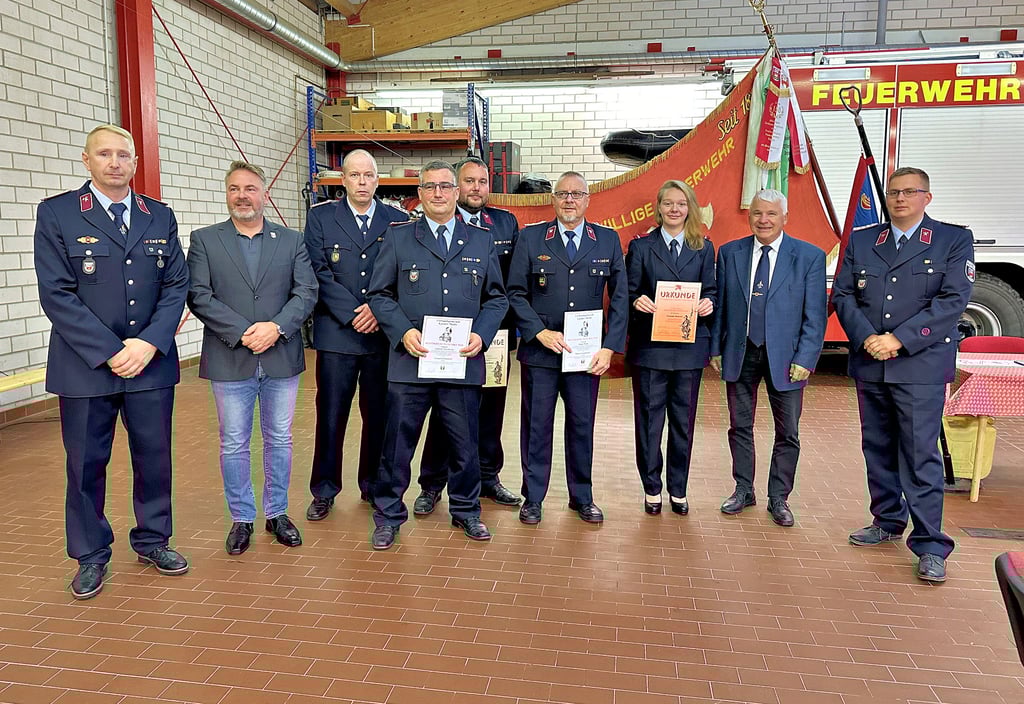 Der neue Egelner Wehrleiter Michael Rommel (l.), der Verbandsgemeinde-Bürgermeister Michael Stöhr (2.v.l.) und Egelns Bürgermeister Reinhard Luckner (2.v.r.) mit den beförderten und ausgezeichneten Kameraden.