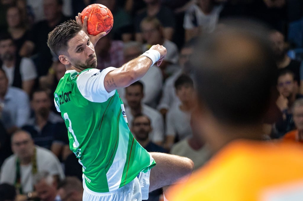 Berlins Fabian Wiede wirft den Ball auf das Tor.